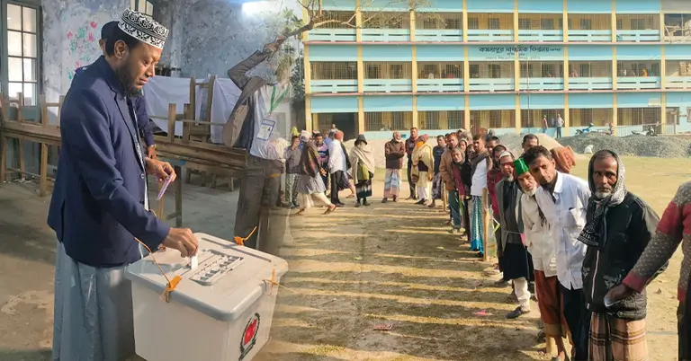 ভোট দিচ্ছেন আমির হামজা ও বাইরে ভোটারদের লাইন